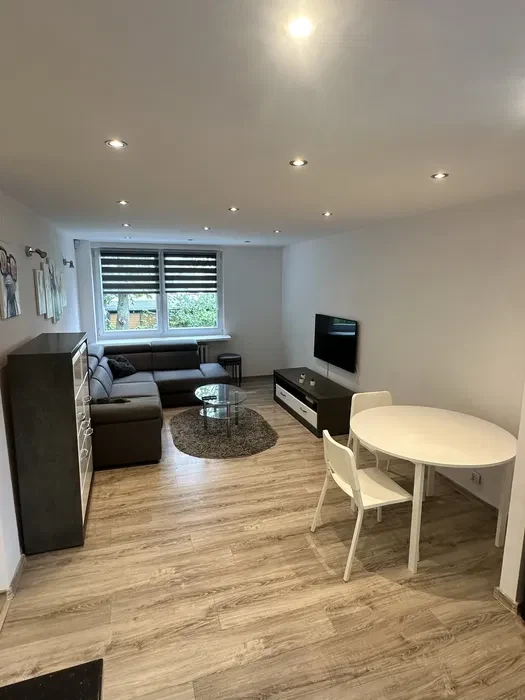 42 m² | 2 pokoje | W pełni umeblowane | Radzikowskiego | 2700 zł - 1/8