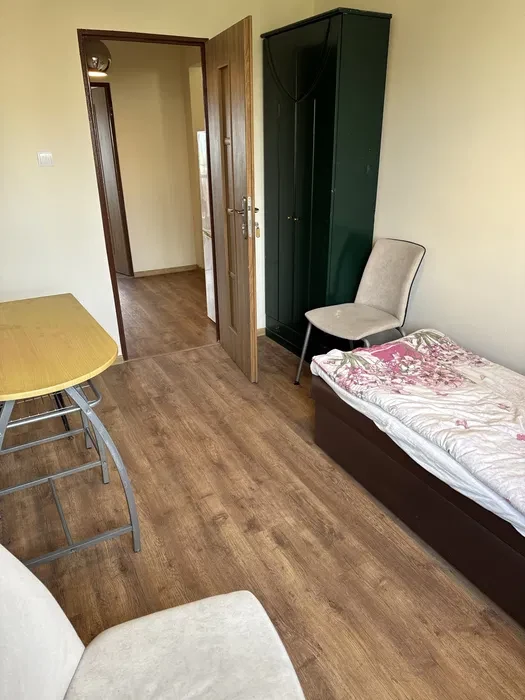 Wynajmę 2 pokoje jednoosobowe w zestawie, umeblowane w mieszkaniu czteropokojowym - 1/8
