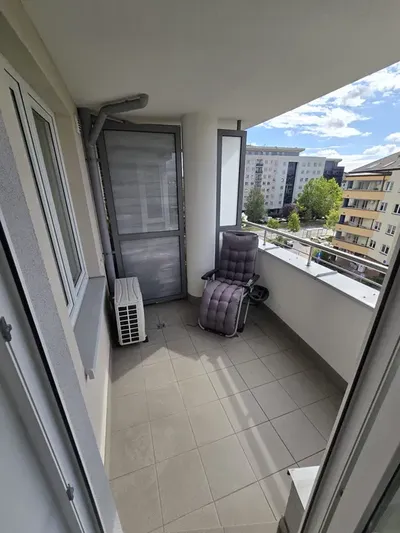 Komfortowy pokój blisko metra z klimatyzacją i balkonem - miniatura 5
