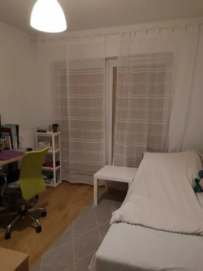 Pokój z balkonem w dwupokojowym mieszkaniu w centrum miasta - miniatura 5
