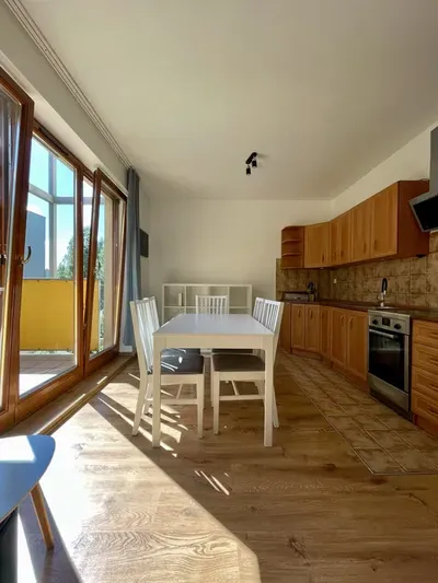 Jasne mieszkanie 29m2 na zamkniętym os. Mozarta | W pełni umeblowane | Duży balkon, widok na ogród! Bezpośrednio! 2 min do tramwaju - Dostępne od 1.10 - miniatura 3