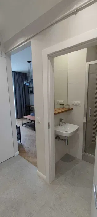 Oferuję na wynajem BEZPOŚREDNIO kawalerkę o powierzchni 27 m2, w kamienicy w ścisłym Centrum Warszawy. Klimatyzowane! - miniatura 5