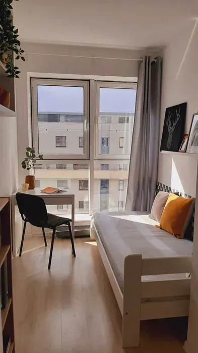 Pokój dla kobiety + własna umywalka, 4-os. lokal, ul. Bukowińska 24A - miniatura 2
