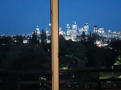 Kawalerka z widokiem na wieżowce, duży balkon, metro 3 min pieszo - miniatura 4