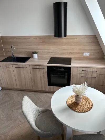 Nowa, jasna kawalerka 29m² | Widok na Farę | Klimatyzacja | 5 min do Rynku - miniatura 2