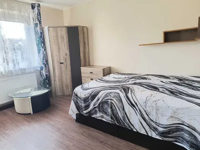Mieszkanie 60 m.kw., umeblowane i wyposażone 2 pokoje + salon z aneksem kuchennym, 2 balkony, klimatyzacja, w domu z ogrodem i altaną. Od właściciela! - miniatura 4
