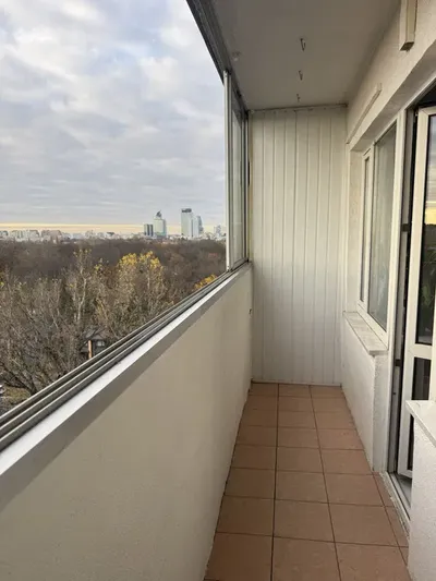Mieszkanie przy metrze Pole Mokotowskie | 10. piętro | loggia | widok na Warszawę - miniatura 3