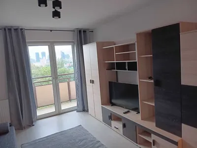 Kawalerka z widokiem na wieżowce, duży balkon, metro 3 min pieszo