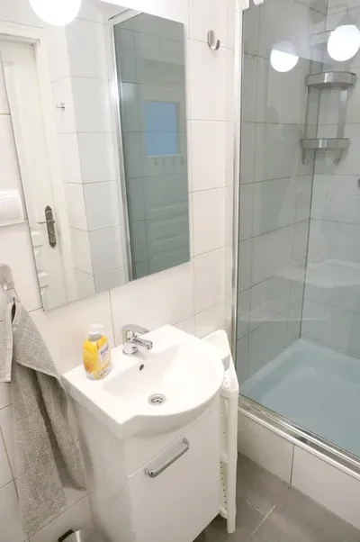 Duży pokój jednoosobowy w kameralnym mieszkaniu studenckim w centrum Jeżyc przy ul. Staszica 16 (niedaleko Rynku Jeżyckiego) - miniatura 5