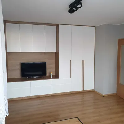 Duża kawalerka w bardzo dobrze skomunikowanej lokalizacji - miniatura 2