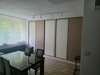 Wynajmę w pełni umeblowane 3 pokojowe mieszkanie z dużym balkonem wśród bzów i lasu w Borku Fałęckim - 46 m2 - 2 pokoje + salon z kuchnią - miniatura 3