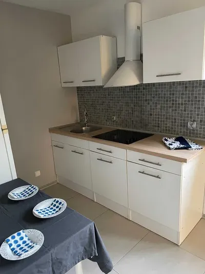 Komfortowa kawalerka/ ul PiĘKNA / TOP LOKALIZACJA / balkon / 28 m2 1 piętro - miniatura 4