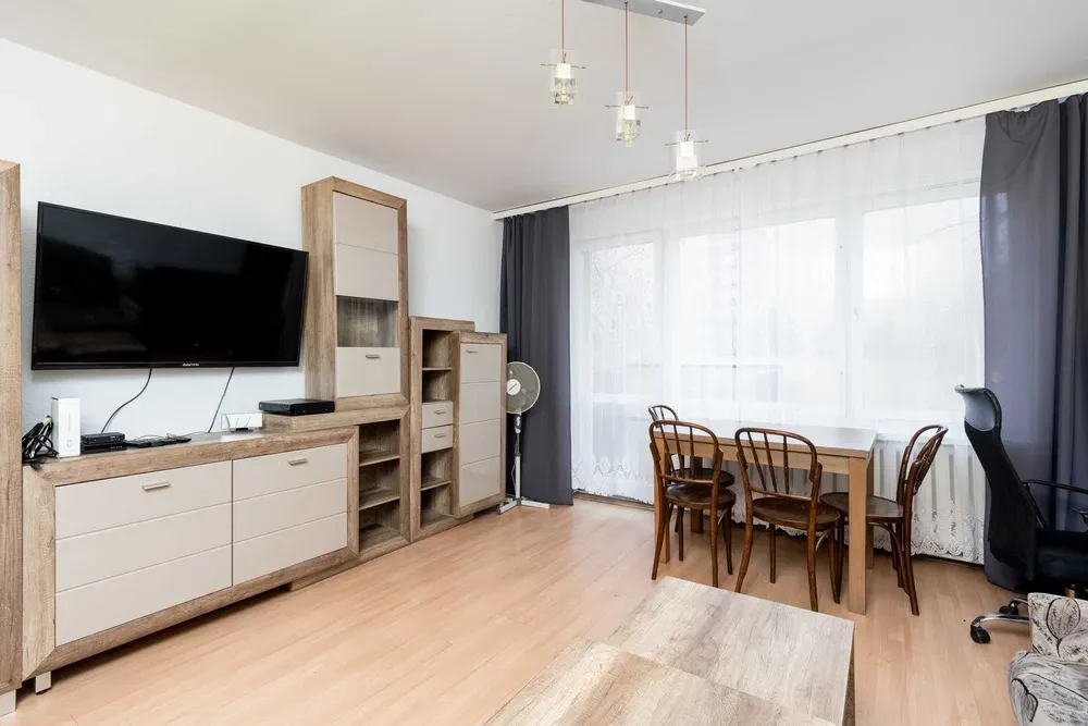 Wynajmę przestronną kawalerkę 37 mkw - z balkonem i oddzielną kuchnią. Bezpośrednio. - 1/8
