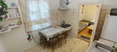 Czteroosobowy pokój z kuchnią i łazienką w domku wraz z ogródkiem - miniatura 2