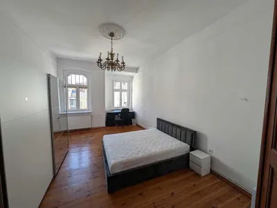 Pokój w mieszkaniu 4 pokojowym w kamienicy Łazarz wolne od 1 .10.