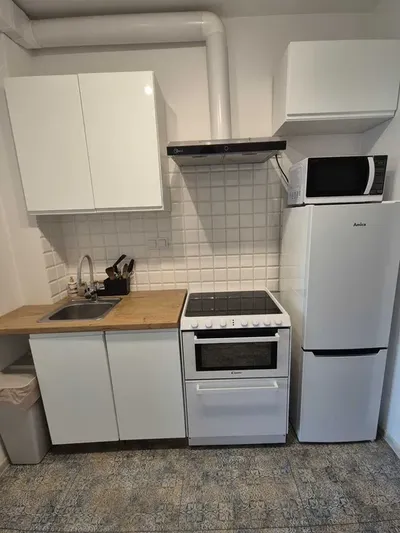 Umeblowana kawalerka przy metrze, z garażem podziemnym i balkonem - miniatura 4