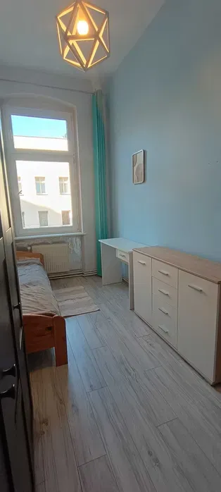 Pokój jednoosobowy po odświeżeniu przy Bramie Portowej - miniatura 2