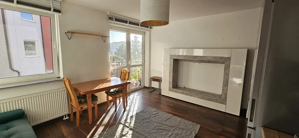 Komfortowe 2 pokoje mieszkanie w Gdyni Chyloni 42 m2 na wynajem - balkon, komórka lokatorska, blisko SKM - 1/8