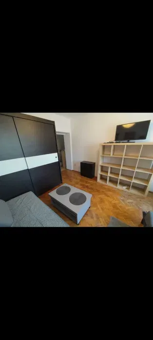 B. wygodna kawalerka 31m dla 1 lub dwóch osób /pary /studentów. 2 łóżka. Pies kot inne - tak. Centrum Muranów Zieleń Świetna lokalizacja