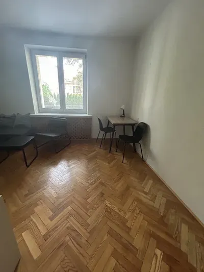 Mieszkanie w centrum, 2 oddzielne pokoje i kuchnia, parter, przy parku - miniatura 3