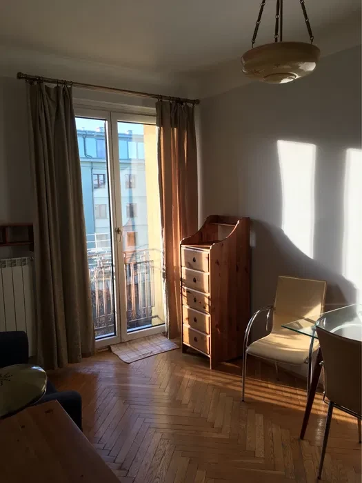 Sloneczna kawalerka przy placu Hallera z oddzielną kuchnią - 1/6