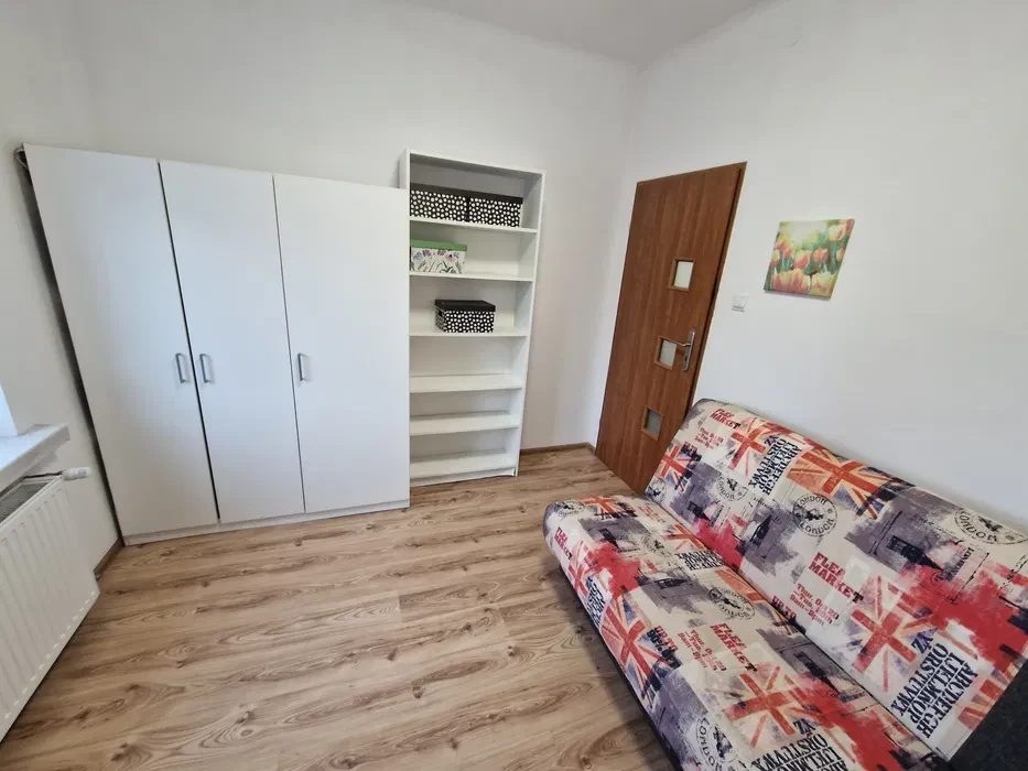 Pokój jednoosobowy- cena za całość - 1/3