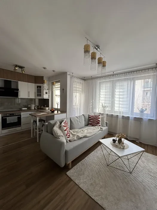 Mieszkanie 2 pokoje, balkon, wspaniała komunikacja, tramwaj, sklepy - 1/7