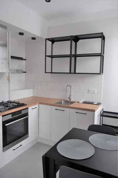 Oferuję na wynajem BEZPOŚREDNIO kawalerkę o powierzchni 27 m2, w kamienicy w ścisłym Centrum Warszawy. Klimatyzowane! - miniatura 3