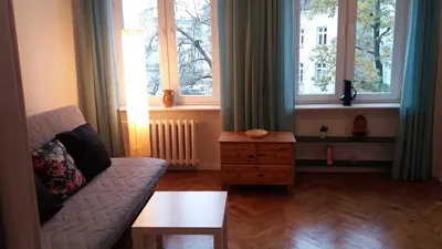 Cicha, klimatyczna kawalerka przy Placu Zbawiciela.
