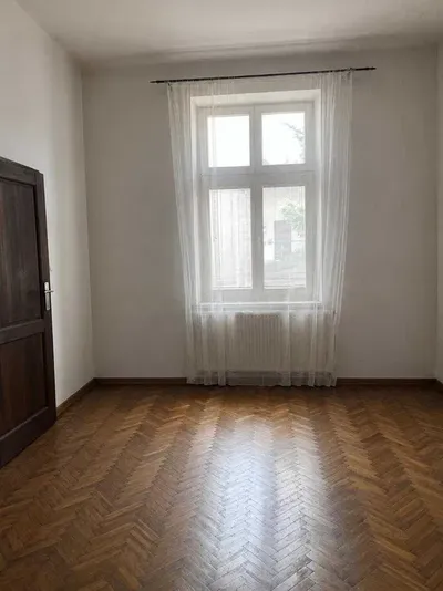 Wynajmę kawalerkę mieszkanie 35m2 w Rynku Podgórskim Podgórze z balkonem pokój + kuchnia - miniatura 2