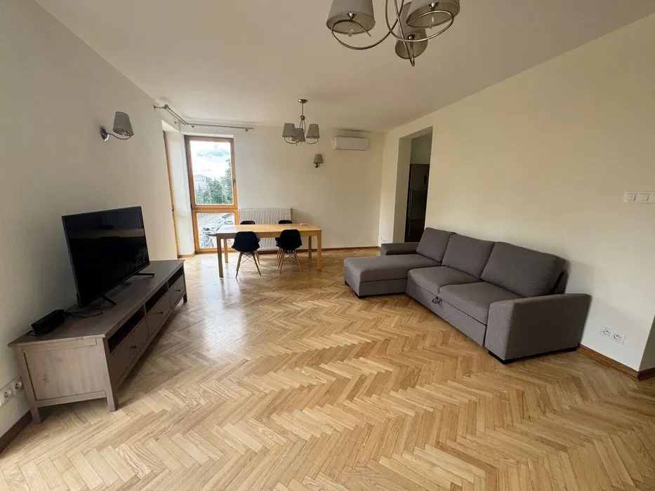 94 m² | 1. piętro | budynek 3-piętrowy | bez windy | 5 000 zł/mies. z czynszem | garaż opcjonalnie 200 zł/mies. - 1/8