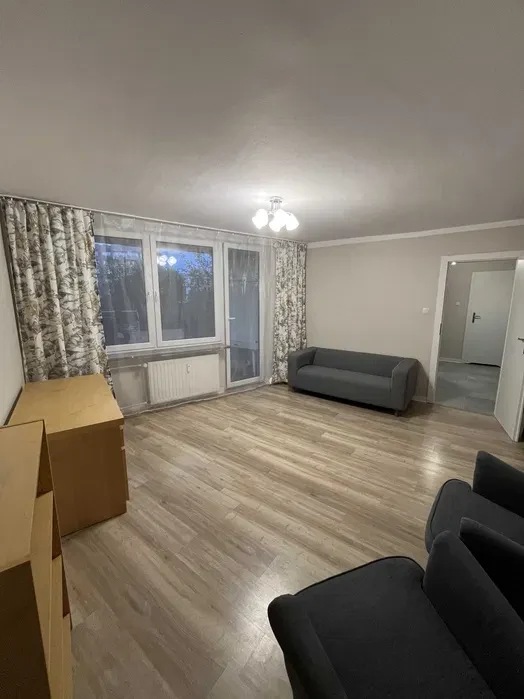 Wynajmę 2 pokojowe mieszkanie 45m2 w cichej i spokojnej okolicy z dobrą komunikacją, nie daleko metra. - 1/8