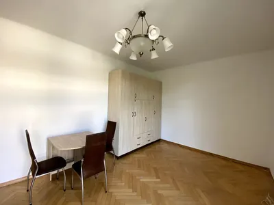 Przyjemna kawalerka z balkonem w starym budownictwie przy Alei Róż w Nowej Hucie, os. Słoneczne, świetna lokalizacja (sklepy, komunikacja, rekreacja) - miniatura 5