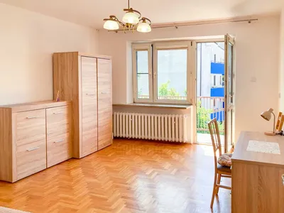 Duży jasny pokój z balkonem