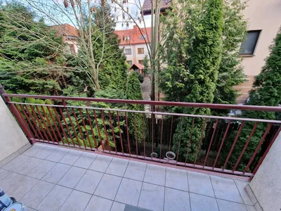 Kawalerka 32 m2 z balkonem miejscem postojowym, rowerownią, na zamkniętym osiedlu na Wawrze - miniatura 4