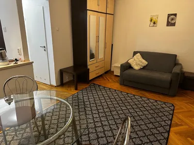 Do wynajęcia w ścisłym Środmieściu Warszawy słoneczna, w pełni umeblowana kawalerka . Wolna od 02.10 b.r. - miniatura 5