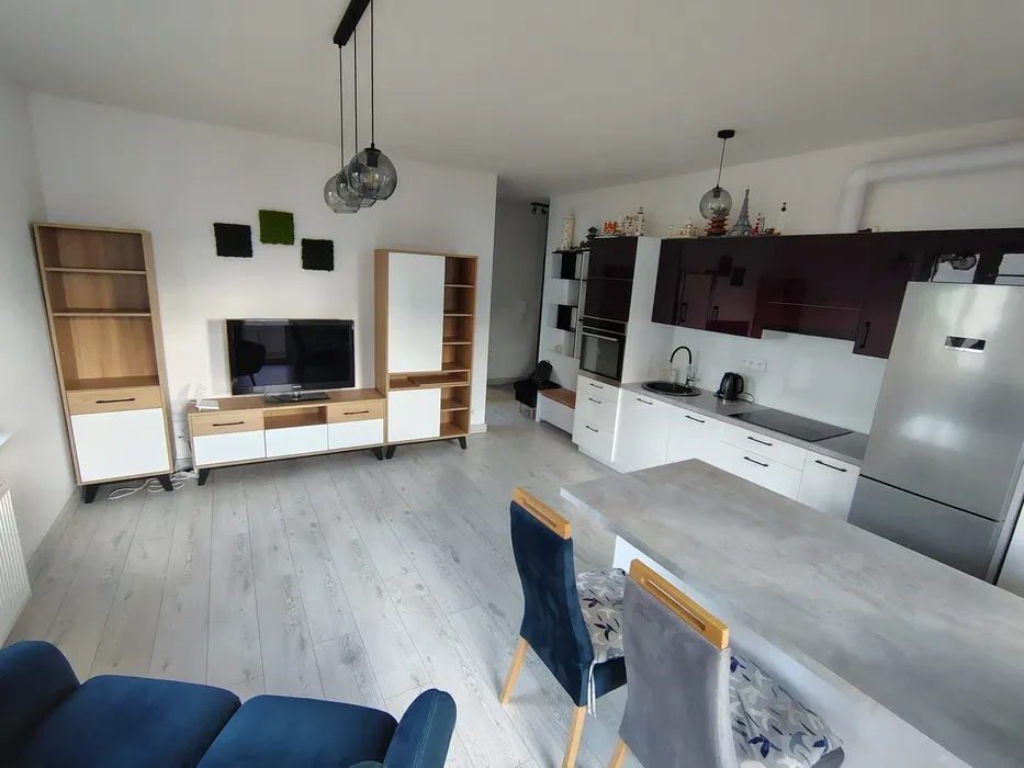 Wynajem 42 m² | 2 pokoje | balkon ponad 10 m² | 1. piętro | winda | budynek z 2020 r. | ok. 10 min pieszo do centrum | dostępne od zaraz - 1/7