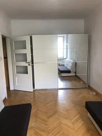 CENTRUM / blisko Ronda ONZ / 42 m2-2 POKOJE-osobna, duża kuchnia