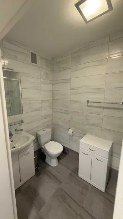 Umeblowana kawalerka o powierzchni 30m², położone przy ul. Wierzbowej 5 w Poznaniu. - miniatura 5