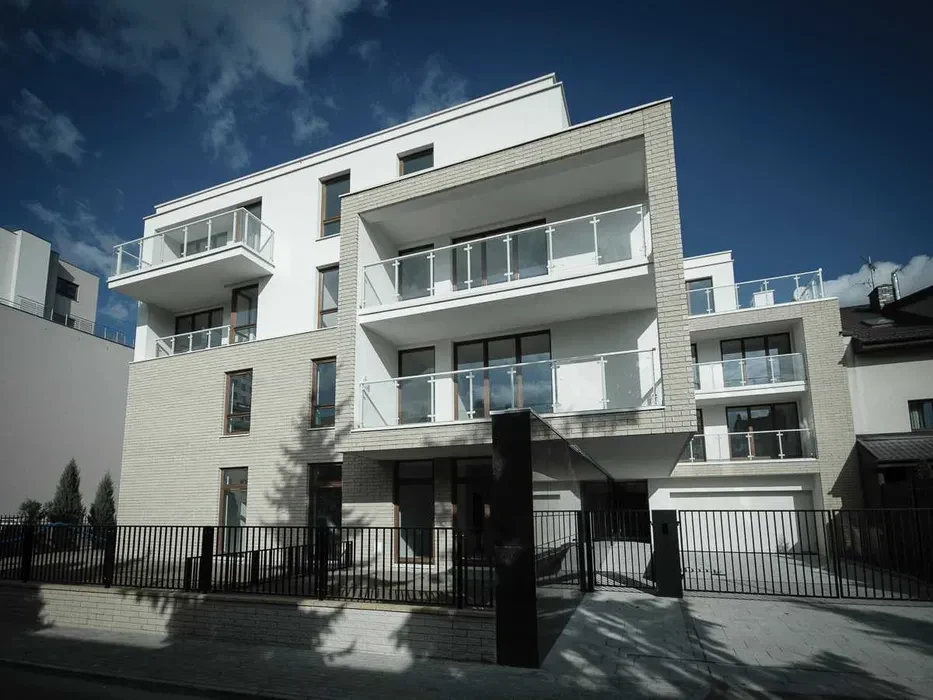 Komfortowe 2-pokojowe mieszkanie 48 m² z garażem i komórką lokatorską w cenie - 1/8