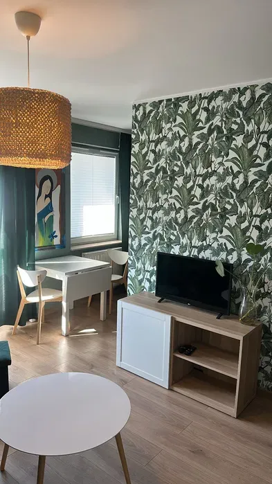 Kawalerka z wydzieloną częścią sypialnianą, miejscem postojowym i komórką - W CENIE - miniatura 2