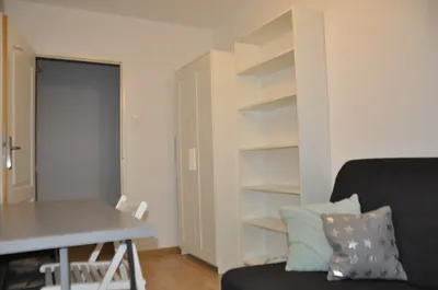 Przytulny, jasny pokój (14m2) jednoosobowy w mieszkaniu 4-pokojowym - miniatura 2