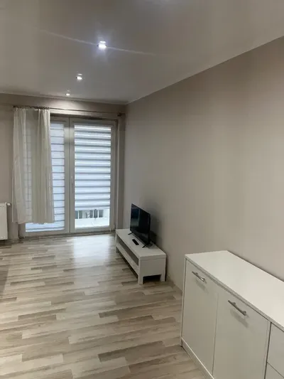 Kawalerka do wynajęcia w apartamentowcu. - miniatura 3