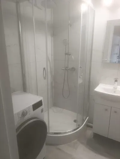 Duża kawalerka z balkonem w centrum do wynajęcia - miniatura 4