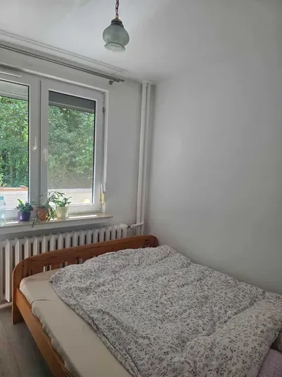 Wynajmę w pełni umeblowane 3 pokojowe mieszkanie z dużym balkonem wśród bzów i lasu w Borku Fałęckim - 46 m2 - 2 pokoje + salon z kuchnią - miniatura 4