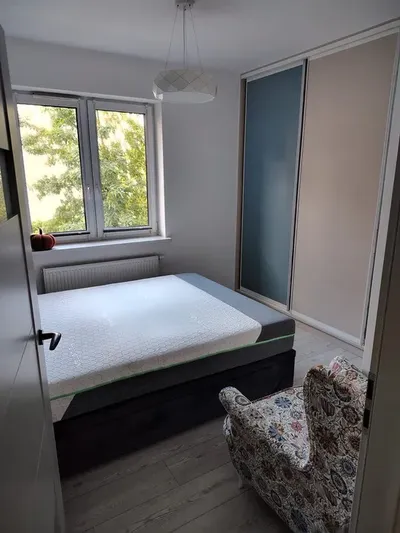 Wynajem 42 m² | 2 pokoje | balkon ponad 10 m² | 1. piętro | winda | budynek z 2020 r. | ok. 10 min pieszo do centrum | dostępne od zaraz - miniatura 3