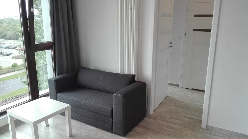 Mies,kanie dwupokojowe w apartamentowcu na Ochocie - 1/8