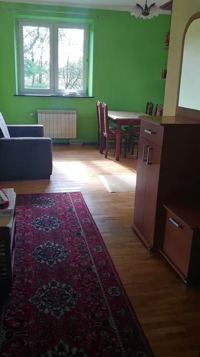 Do wynajęcia piętro domu jednorodzinnego , dwa pokoje , salon z kuchnią , łazienka. - miniatura 3