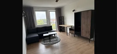 Mieszkanie 2 pokojowe nowo wyremontowane dodatkowo w cenie ! Naprzeciwko drzwi mieszkania o wielkosci pomieszczenie gospodarcze i piwnica