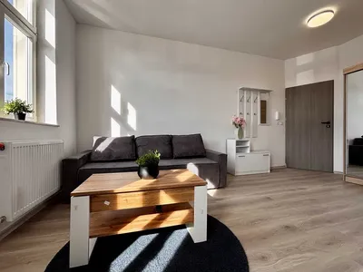 Kawalerka | Pierwszy najem | Widok na Rynek Łazarski | od 1 października - miniatura 4